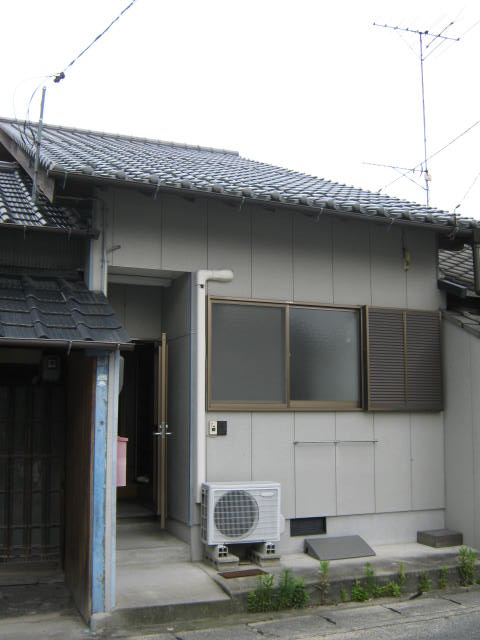 さしかけ・倉庫付きで、趣味も仕事も充実。奥行きのある2階建て戸建て