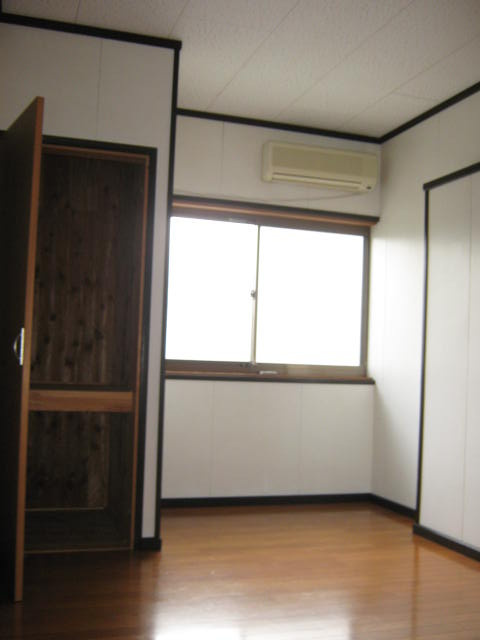 さしかけ・倉庫付きで、趣味も仕事も充実。奥行きのある2階建て戸建ての居間・リビング