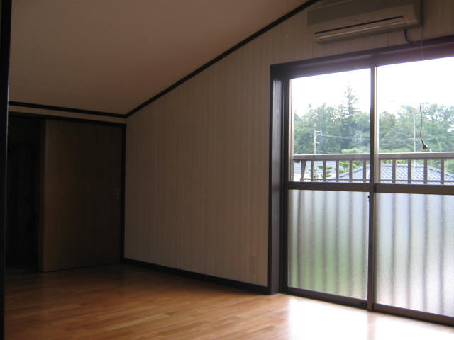 さしかけ・倉庫付きで、趣味も仕事も充実。奥行きのある2階建て戸建ての居間・リビング