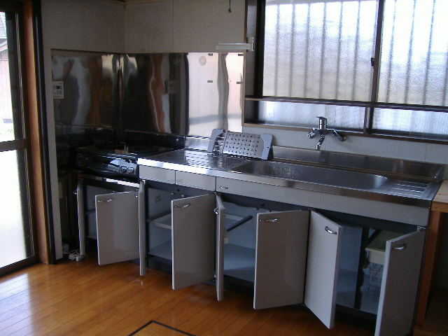 さしかけ・倉庫付きで、趣味も仕事も充実。奥行きのある2階建て戸建てのキッチン