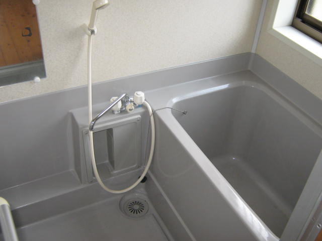 さしかけ・倉庫付きで、趣味も仕事も充実。奥行きのある2階建て戸建ての浴室