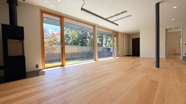 南軽井沢 アカシヤ通り別荘地 寛ぎをもたらす新築戸建ての居間・リビング