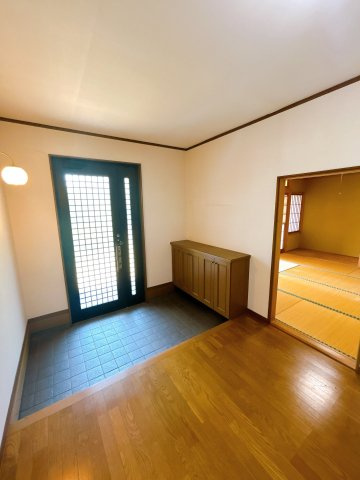 大平町新　中古戸建の玄関
