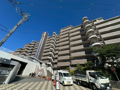 【外観】 | ダイアパレス吹田ウインドヒル | 教育・買物・医療施設まで揃う快適な住環境！安心のオートロック付きマンションです。