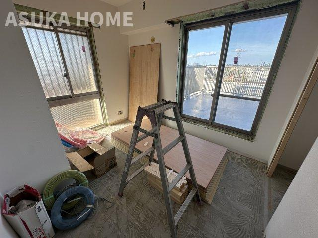 仲町台パークヒルズ　７号棟の洋室|ワイドバルコニーに出られるお部屋は２面採光で明るいお部屋です。