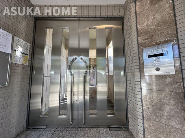 仲町台パークヒルズ　７号棟のエントランス|豪華なエントランス口にオートロック、インターホンカメラがあり防犯対策良好です。