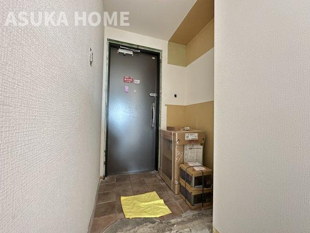 仲町台パークヒルズ　７号棟の玄関|括り付けの大型シューズボックスが玄関にあたらしく設置されます。