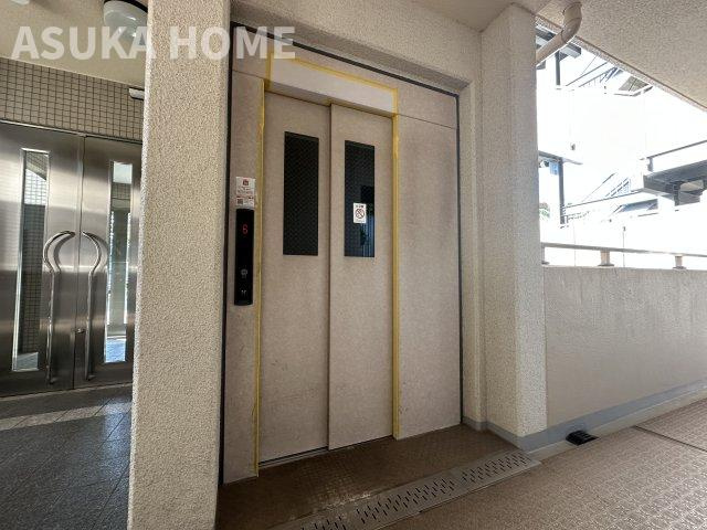 仲町台パークヒルズ　７号棟のその他共用部分|エレベーターがある高層棟の各エントランスにそれぞれ1基ずつ配置されている形です。