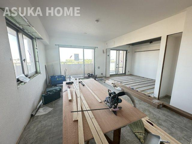 仲町台パークヒルズ　７号棟の居間・リビング|ペット飼育可能なので広いリビングから広いバルコニーに出れます。お子様も一緒にゆったりと過ごせるLDK！