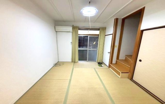 東園田町7丁目の和室|1階　和室
北東向きの分、窓を大きくしてあるため、採光は十分です。
