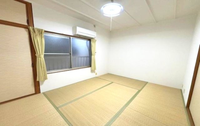 東園田町7丁目の和室|2階　6帖和室　窓　収納有り