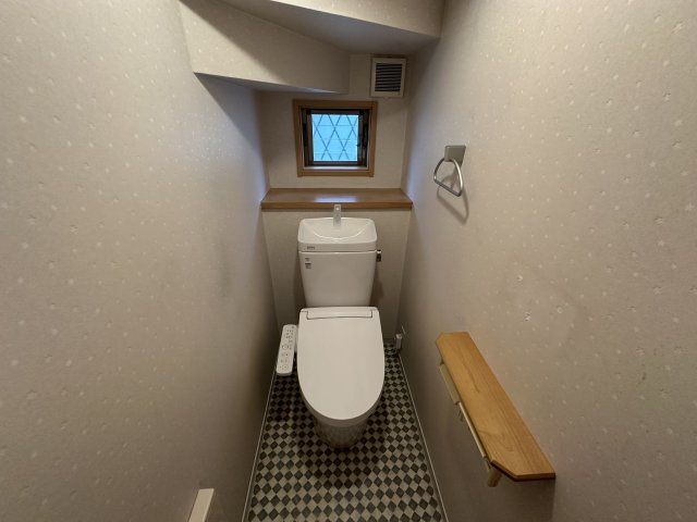 加古川町中津戸建てのトイレ|【1階トイレ】
年間を通して快適に使用できる温水洗浄便座付きトイレが採用されています。2連ペーパーホルダーやタオル掛け付きです。