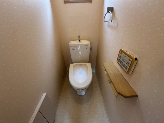 加古川町中津戸建てのトイレ|【2階トイレ】
トイレは各階にあるため、来客時にも気兼ねせず使用できます。混雑する時間帯の使い分けにも便利です。温水洗浄便座のリモコンは、操作しやすい壁付けタイプが採用されています。