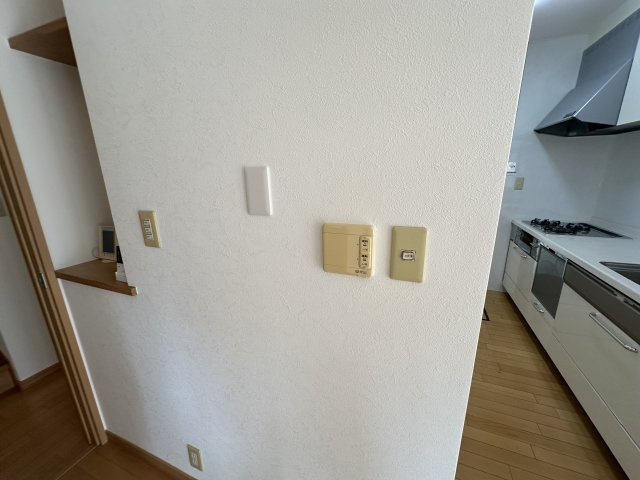加古川町中津戸建ての居間・リビング|【LD】
電話台や床暖房コントローラーが備わっています。シンプルな壁に、お子様の描いた絵やお気に入りのアートを飾るなど、空間作りを楽しめます。