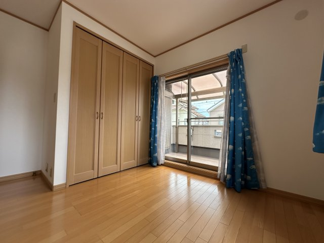 加古川町中津戸建ての洋室|【2階南西側洋室】
南東向きバルコニーに面している洋室です。2階には、納戸と3部屋の洋室があります。ご家族で使い分けやすい間取りです。