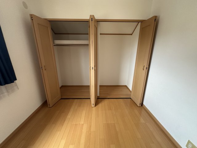 加古川町中津戸建ての収納|【クローゼット/2階北西側洋室】
2階の各洋室にクローゼット付きです。折戸タイプのクローゼットドアは、内部を見渡しやすく、必要な物をさっと取り出すことができます。