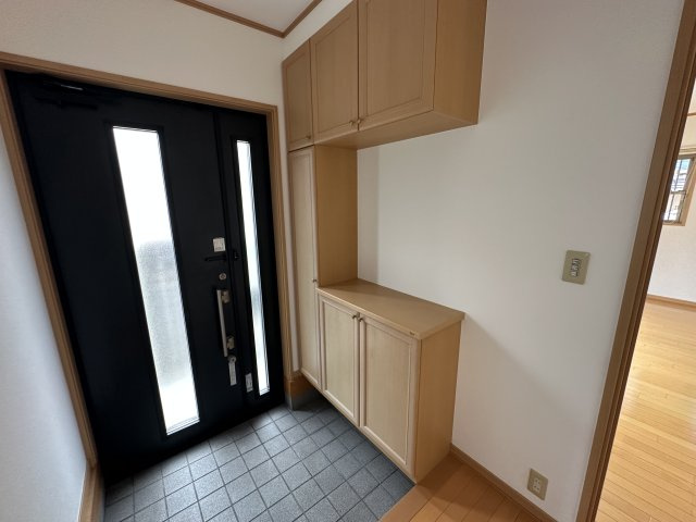 加古川町中津戸建ての玄関|【玄関】
ドアスリットから自然光が届く玄関。シューズボックス付きで、ご家族の履物や雨具などをすっきり収納することができます。