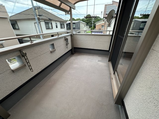 加古川町中津戸建てのバルコニー|【バルコニー】
屋根付きのバルコニー。急な雨にも対応しやすく、洗濯物や布団の外干しにも便利です。物干し受けが備わっています。
