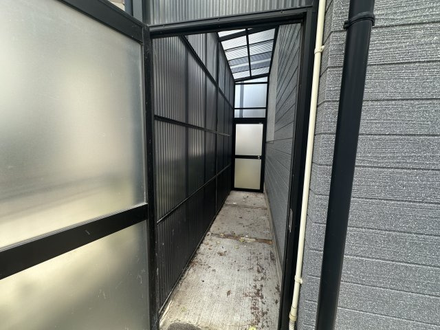 加古川町中津戸建てのその他|【ストックヤード】
屋外で使用する物の保管に便利なスペースです。屋根や壁に囲われているため、自転車やお子様の三輪車置き場としても便利に活用できます。