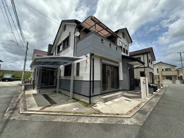 加古川町中津戸建ての外観|【外観】
駐車スペースが備わっており、マイカーライフを送れます(普通車1台分・車種による)。JR加古川線「日岡」駅まで徒歩14分の立地です。