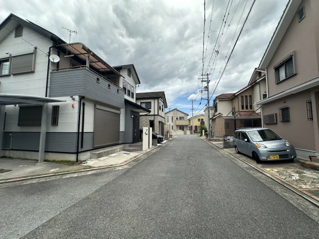 加古川町中津戸建ての前面道路含む現地写真|【前面道路含む現地写真】
東南側・西側接道の角地です。前面道路幅員は約6mと、お車の入出庫を行いやすいゆとりがあります。