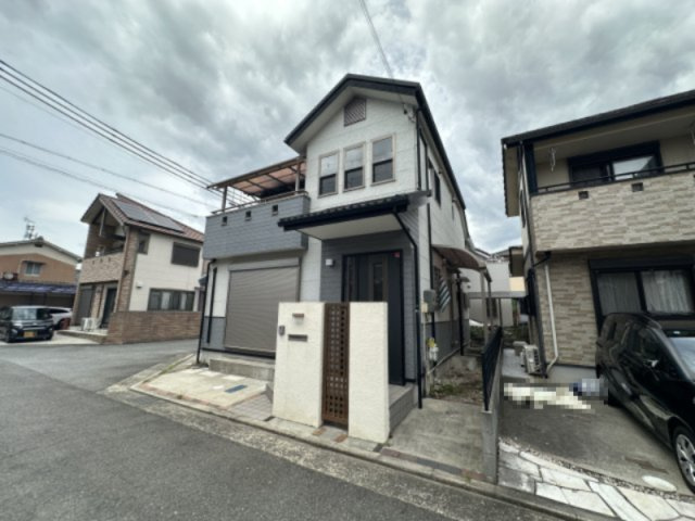 加古川町中津戸建ての外観|【外観】
東南側・西側接道の角地。開放感があり、採光・通風を確保しやすい立地です。周囲の街並みになじむ、落ち着きのある外観デザインが採用されています。