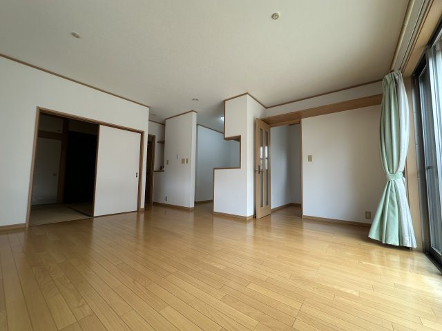 加古川町中津戸建ての居間・リビング|【LD】
東南向きの掃き出し窓から陽光注ぐ住空間。窓辺にグリーンを飾るのもおすすめです。和室との一体利用も可能で、多彩なレイアウトを楽しめます。