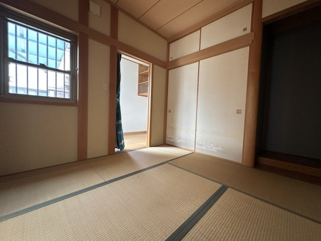 加古川町中津戸建ての和室|【和室】
LDに隣接する和室です。寝室や客間、お子様のプレイスペースなど、ライフスタイルに合わせて利用することができます。押入と床の間が備わっています。