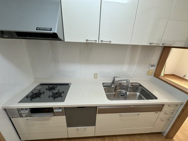 加古川町中津戸建てのキッチン|【キッチン】
3口コンロとグリルが搭載されたシステムキッチンで、複数品の同時調理が行えます。ビルトインタイプの食洗機付きです。