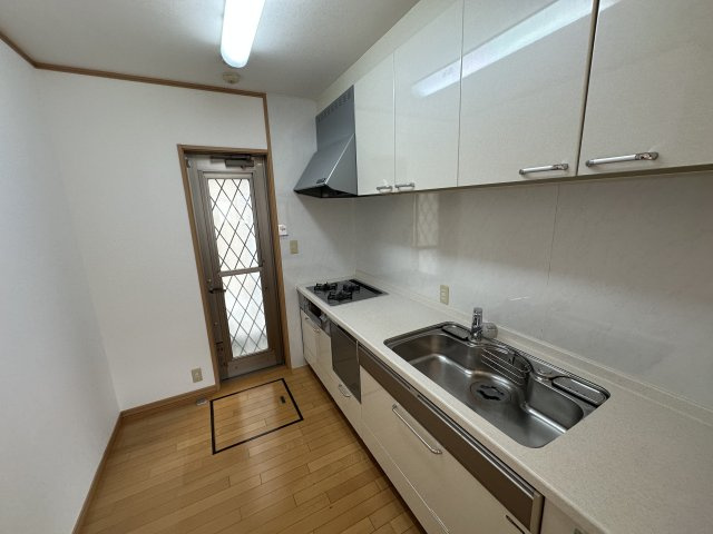 加古川町中津戸建てのキッチン|【キッチン】
上下に収納付きのシステムキッチンが採用されており、調理小物などをすっきり片付けることができます。ゴミ出しの際などに便利な勝手口付きです。