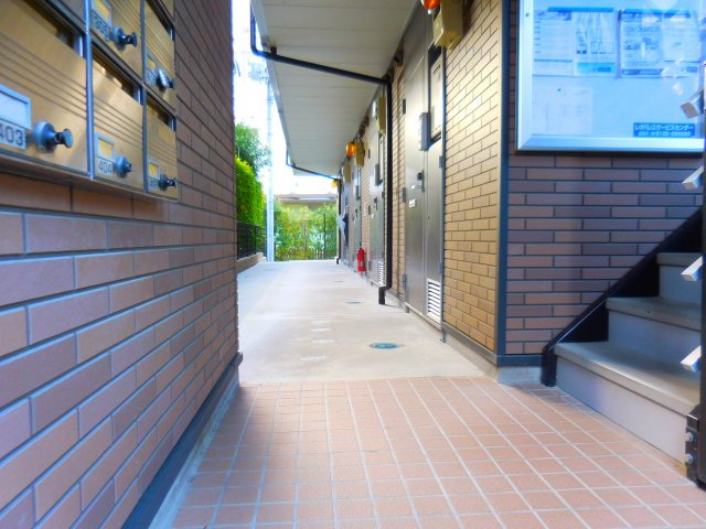 レオパレスヴェルデ古曽部のエントランス