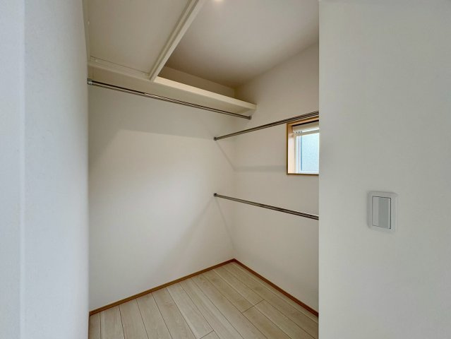 「残り1棟 広々洗面室」高知市朝倉丙朝倉　2号地新築一戸建ての収納|季節用品や衣類もたっぷり収納可能。お部屋をすっきり保てる便利な収納です。