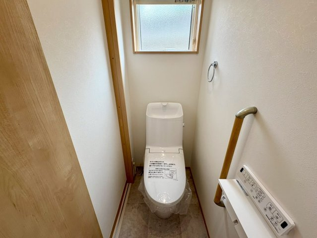 「残り1棟 広々洗面室」高知市朝倉丙朝倉　2号地新築一戸建てのトイレ|各階にトイレを設置。朝の身支度や来客時にも便利なうれしい仕様です。