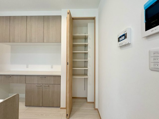 「残り1棟 広々洗面室」高知市朝倉丙朝倉　2号地新築一戸建ての収納|棚付きで整理整頓しやすい収納スペース。日用品のストックにも便利です。