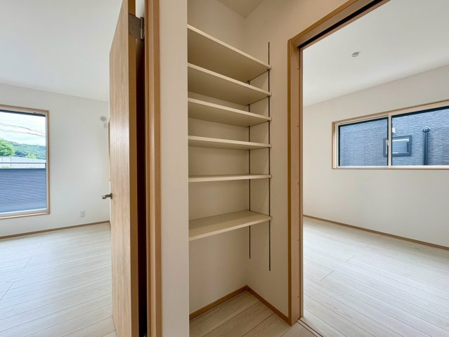 「残り1棟 広々洗面室」高知市朝倉丙朝倉　2号地新築一戸建ての収納|使い勝手の良い大容量収納を確保。家族の荷物もすっきり片付きます。