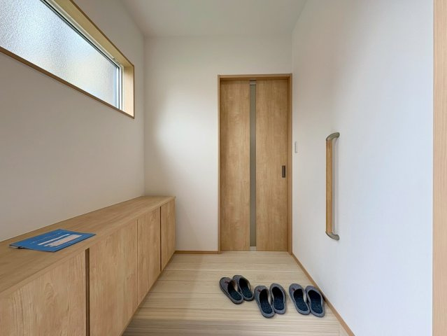 「残り1棟 広々洗面室」高知市朝倉丙朝倉　2号地新築一戸建ての玄関|明るく清潔感のある玄関ホール。家族やゲストを気持ちよく迎えられます。