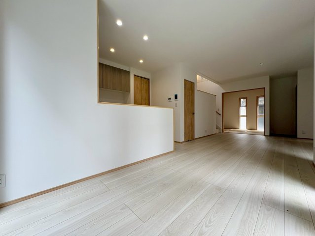 「残り1棟 広々洗面室」高知市朝倉丙朝倉　2号地新築一戸建ての居間・リビング|17.7帖のゆとりあるLDK。家族が自然と集まる明るく開放的な空間です。
