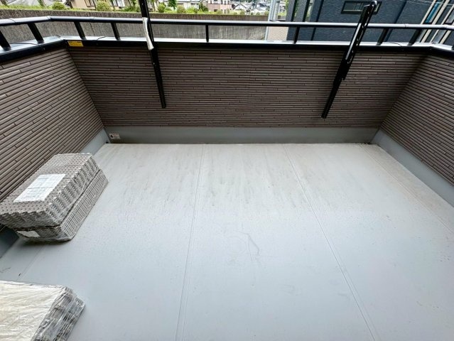 「残り1棟 広々洗面室」高知市朝倉丙朝倉　2号地新築一戸建てのバルコニー|洗濯物もたっぷり干せる広々バルコニー。毎日の家事を快適にサポートします。