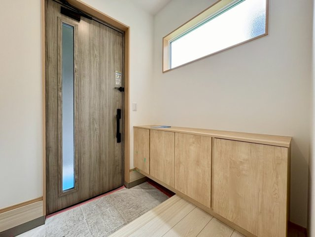 「残り1棟 広々洗面室」高知市朝倉丙朝倉　2号地新築一戸建ての玄関|収納力のあるシューズボックス付き玄関。いつでもすっきりとした空間を保てます。