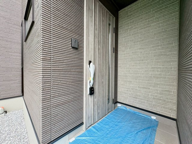 「残り1棟 広々洗面室」高知市朝倉丙朝倉　2号地新築一戸建ての玄関|スマートキー採用で施解錠もラクラク。防犯性と利便性を兼ね備えた玄関です。