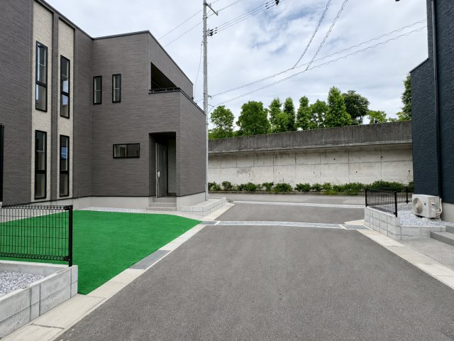 「残り1棟 広々洗面室」高知市朝倉丙朝倉　2号地新築一戸建ての前面道路含む現地写真|前面道路は見通し良好。駐車やお車の出入りもスムーズに行えます。