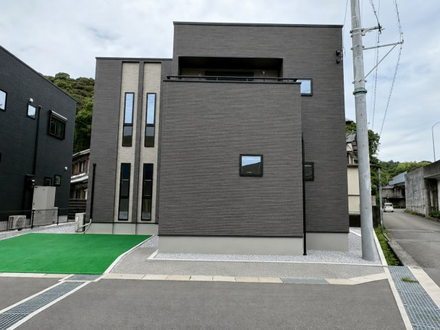 「残り1棟 広々洗面室」高知市朝倉丙朝倉　2号地新築一戸建ての外観|■土地面積143.80㎡■建物面積112.61㎡■4LDK