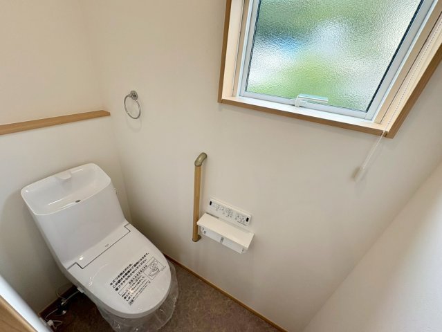 「残り1棟 広々洗面室」高知市朝倉丙朝倉　2号地新築一戸建てのトイレ|窓付きで明るく換気もしやすいトイレ。清潔感のある快適な空間です。
