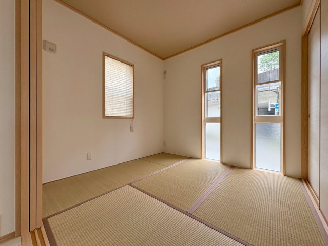 「残り1棟 広々洗面室」高知市朝倉丙朝倉　2号地新築一戸建ての和室|LDKとつながる4.5帖の和室。お子様の遊び場や来客用としても活躍します。