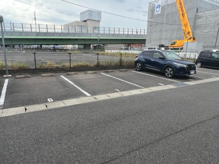 メゾン　エミグラント　A棟の駐車場