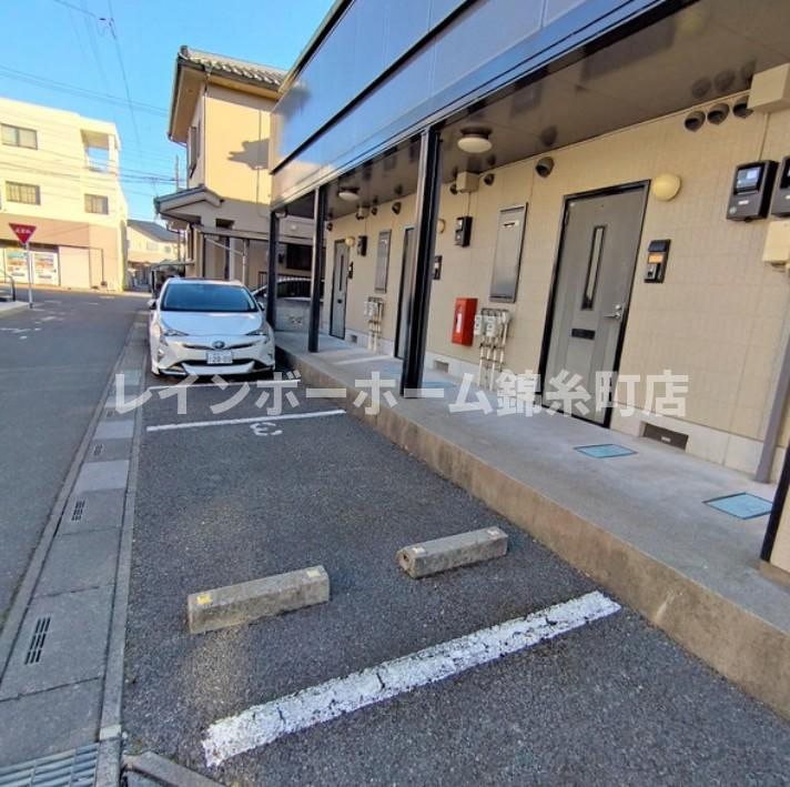 バリュージュ・コートの駐車場