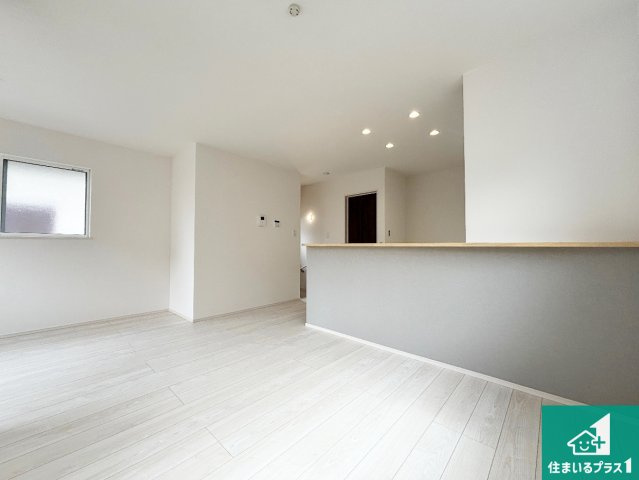 高槻市大和　第1期　新築一戸建ての居間・リビング|シンプルなリビングは、観葉植物等のインテリアを楽しめますね！パパ好みにも、ママ好みにも家具次第で雰囲気を変えることができます！
