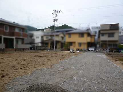 呉市広中新開3丁目の前面道路含む現地写真