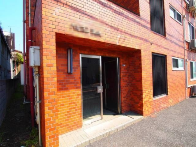昭島市宮沢町３丁目の賃貸マンションのエントランス