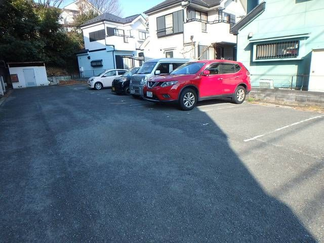 昭島市宮沢町３丁目の賃貸マンションの駐車場